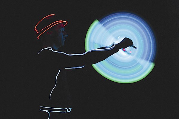 Der Showkünstler Volker Maria Maier präsentiert eine Fusion aus Jonglage und Lichtkunst. - © Volker Maria Meier