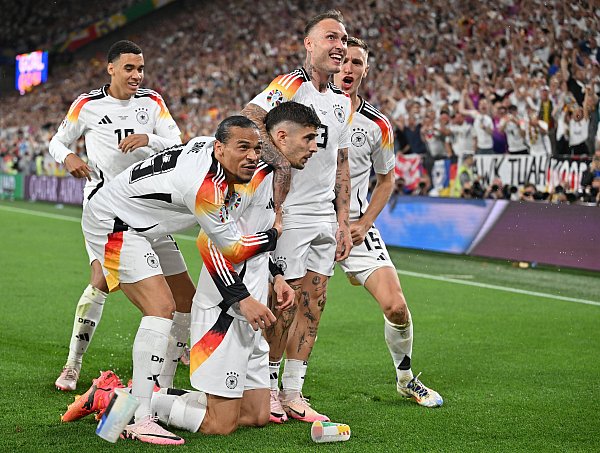 Deutschlands Kai Havertz (M) jubelt nach seinem Tor zum 1:0. - © Bernd Thissen/dpa