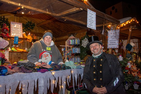 Jochen und Tanja Schnier verkaufen gestrickte Sachen für die Elterninitiative krebskranker Kinder. - © Jona Steffmann