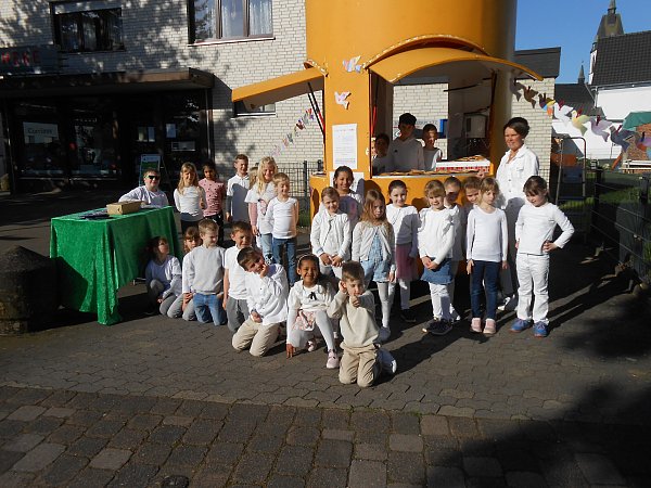 Die Klasse 1 der Grundschule Höxter-Lüchtringen mit Klassenlehrerin Ute Lämmchen vor dem Verkaufsanhänger. - © Privat