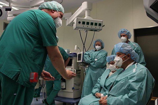 Oberarzt Alexander Ottenhof erklärt Karin und Paul Gauselmann, mit welchen Instrumenten der OP-Roboter arbeiten kann. (Archivfoto) - © Frank Hartmann