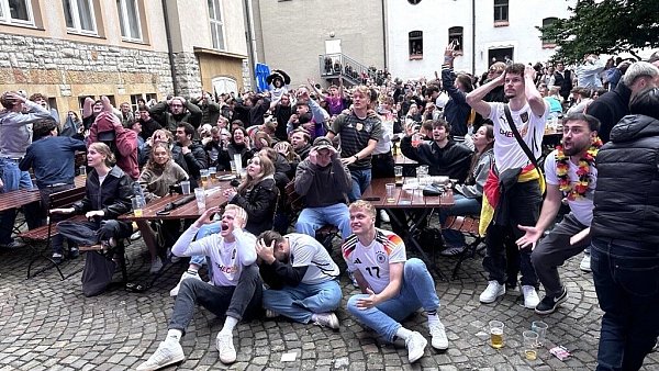 Hunderte Fans schauten das Fußballspiel im Biergarten des Bielefelder Hofbräuhauses. - © Barbara Franke
