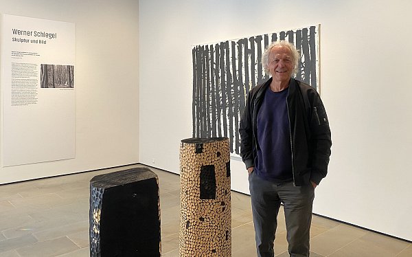 Werner Schlegel stellt seine großformatigen Tuschezeichnungen und Holzskulpturen vor. - © Julia Spiekerkötter