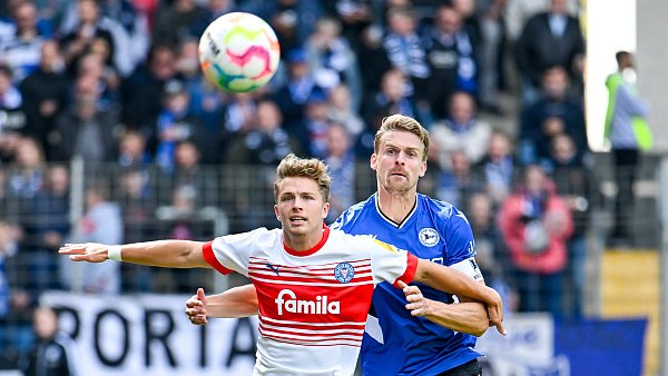 Oliver Hüsing (r., hier im Ligaspiel gegen Holstein Kiel) hat in der vergangenen Saison das Trikot von Arminia Bielefeld getragen. Seit Sommer spielt er wieder für Hansa Rostock und fehlt seinem neuen Klub wegen einer Verletzung wochenlang. - © Nico Paetzel/PaetzelPress