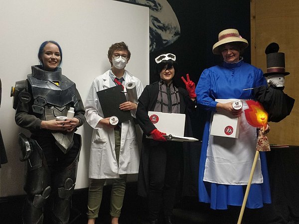 Das Foto zeigt die Siegerinnen des Cosplay-Wettbewerbs, Jay als Project:Leona aus League of Legends (Platz 1, v. l.), Platz 2 - Emmy und Mi als Joker und Dr. Maruki aus Persona 5 Platz 2) und die Drittplatzierte Tanja als Sophie Hatter aus das Wandelnde Schloss. - © Colorfulbrightness/Detlev Janssen