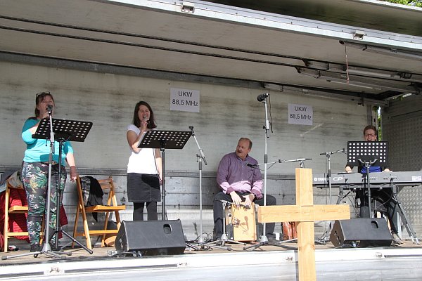 Das Musik-Team Kreuzkirche hat für die musikalische Untermalung des zweiten Autogottesdienstes gesorgt: Evelin Woker (von links), Mirjam Anders, Bernd Woker und Esther König sind mit vollem Einsatz dabei. - © Sonja Töbing