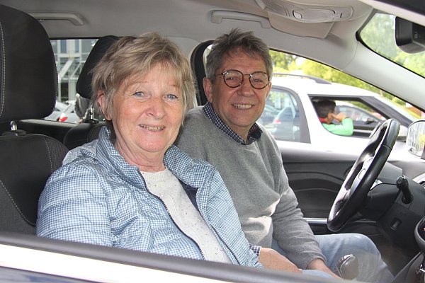 Heike Westerholt und Reinhold Kienzl genießen es, bei der Veranstaltung auf dem Bruno-Kleine-Parkplatz dabei sein zu können. - © Sonja Töbing