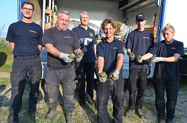 Das Entschärfer-Team: der Technische Einstzleiter, Arne Brinkmann-Walter, (v.l.), die beiden Truppführer Peter Asmussen und Uwe Pawlowski sowie die drei Räumarbeiter Alessandro Randisi, Jan-Philipp Schröder und Patricia Heyne. - © BARBARA FRANKE