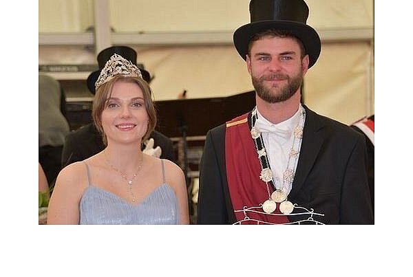 Mara Potthast und Niklas Stadermann bilden zusammen das neue Jungsschützenkönigspaar. - © Privat