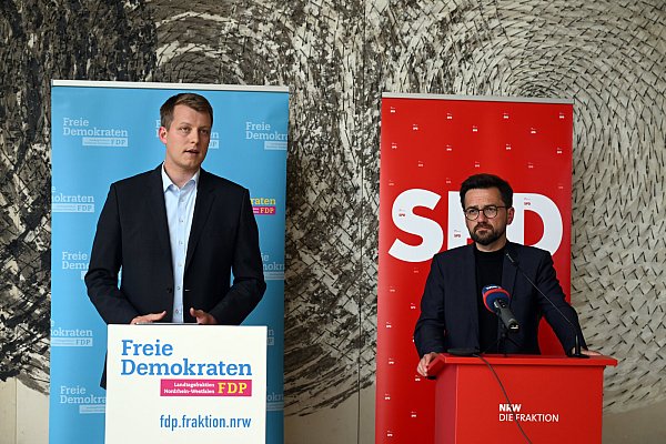 Thomas Kutschaty (r.) und Henning Höne (l.) im Landtag. SPD und FDP wollen den Untersuchungsausschuss zur Aufarbeitung der Flutkatastrophe vom Juli 2021 fortsetzen. - © Federico Gambarini