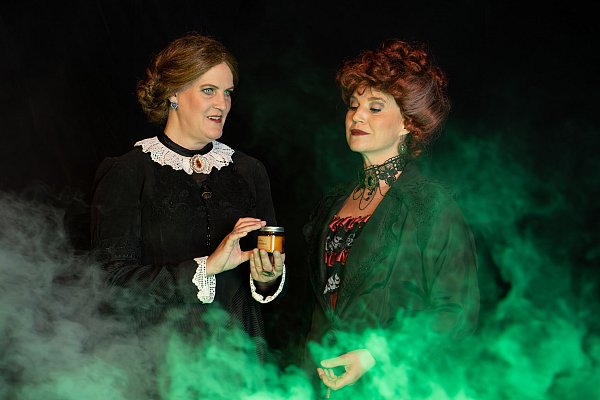 Ruth (Miriam Scholz) und Lady M (Verena Becker) sorgen für mystische Stimmung in Bökendorf. - © Freilichtbühne Bökendorf