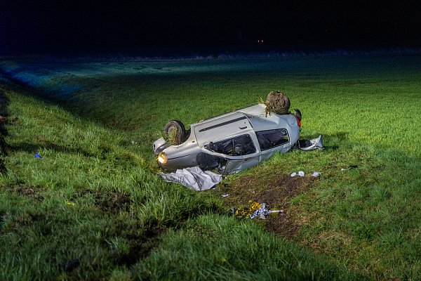 Der Clio kam von der Fahrbahn ab und blieb auf dem Dach auf dem Grünstreifen liegen. - © Artpictures / Max Lametz