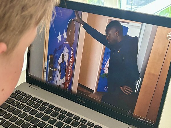 Ousmane Dembélé bestaunt in einem Video die eigens für die Spieler bedruckten Zimmertüren. - © Jens Reddeker