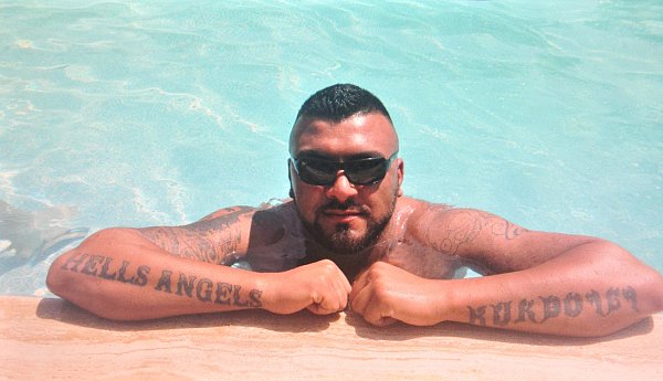 Rezan Cakici trug unter anderem ein Tattoo der Hells Angels auf seinem Arm. - © Archivbild: Screenshot / privat