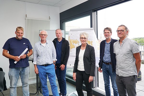 Bauleiter Markus Hermens vom Straßen- und Brückenbauamt der Stadt Paderborn (v. l.), Projektkoordinator Dietmar Böddeker vom Referat für Städtebauförderung, Jörg Münster, stellvertretender Leiter des ASP, die Technische Beigeordnete der Stadt Paderborn Claudia Warnecke, Dietmar Regener, Leiter des ASP, sowie Burkhard Meyer vom Stadtplanungsamt der Stadt Paderborn. - © Stadt Paderborn