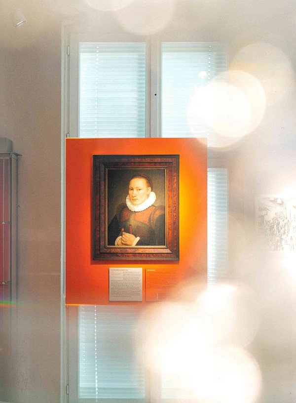 In der Ausstellung „Vermächtnis sucht Herkunft“ wurde das Porträt mittig im Raum präsentiert. - © Stadt Bielefeld / Stiftung Huelsmann