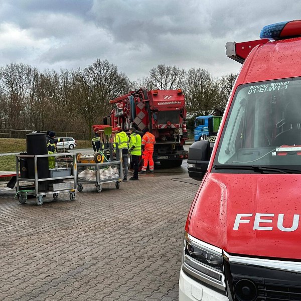 Die Warburger Feuerwehr beim dreieinhalbstündigen Umwelteinsatz am Sichenbach in Brakel. - © FFW Brakel