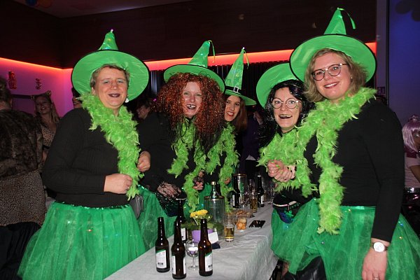 Diese zauberhaften Närrinnen funkelten und leuchteten auch im Dunkeln – und feierten ausgelassen beim Revival des Steinheimer Frauenkarneval in der Stadthalle. - © Madita Schellenberg