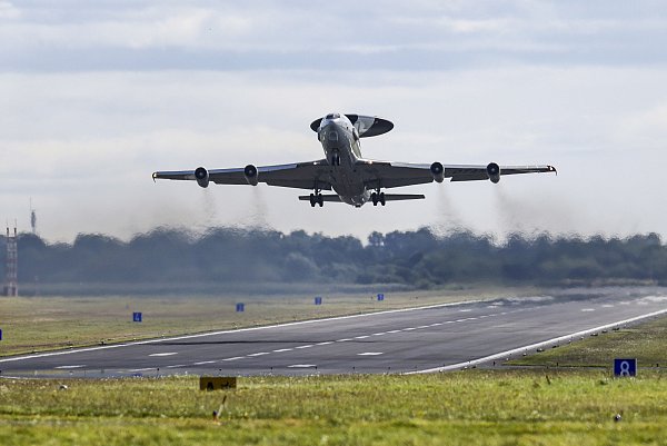 Ein Awacs-Flugzeug (Englisch für "Airborne warning and control system·) startet am Nato-Flugplatz in Geilenkirchen. - © dpa