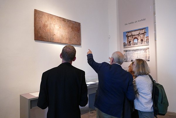 Eine 1:1-Kopie der Inschriftenplatte an der Nordwand des ehemaligen Kapitelsaals ist Gegenstand eines virtuellen Schauspiels. - © Kirchengemeinde