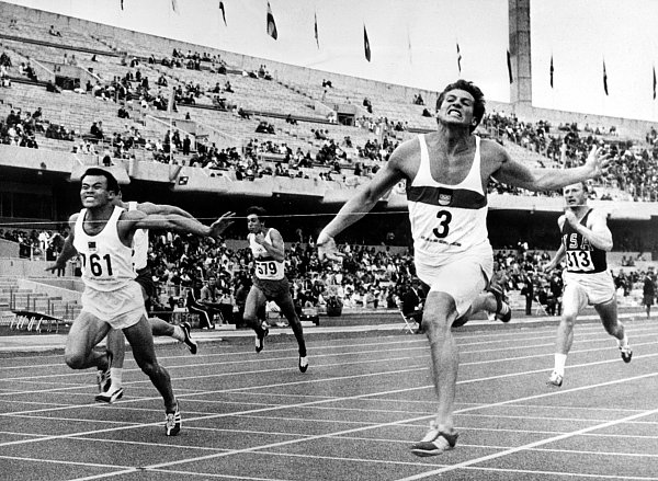 Beim Zehnkampf der Olympischen Spiele in Mexiko-Stadt 1968 findet der 100-m-Wettbewerb der Zehnkämpfer statt. Der Paderborner Kurt Bendlin (2.v.r.) läuft 10,7 Sekunden und wird insgesamt mit 8.064 Punkten Bronzemedaillengewinner. - © dpa