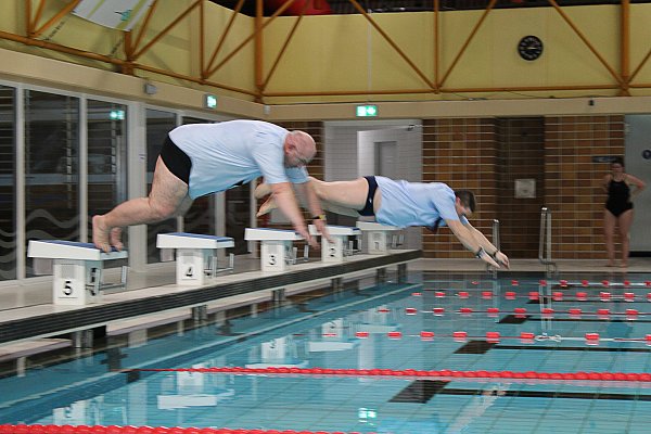 Die beiden Paderborner DLRG-Vorsitzenden Ronald Kleinberg (l.) und Pierre Rojahn sprangen zum Start des 24-Stunden-Schwimmens in den Resten ihrer Arbeitskleidung ins Wasser. - © Moritz Jülich