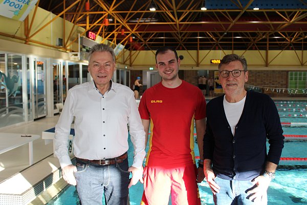 Der stellvertretende Bürgermeister Dieter Honervogt (v.l.), Richard Wirth von der DLRG Paderborn und Horst Joepen vom "Sterntaler-Verein" freuen sich üper den großen Andrang beim 24-Stunden-Schwimmen. - © Moritz Jülich