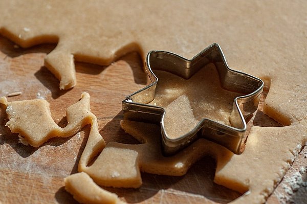 Redakteurin Désirée Winter empfiehlt die Nougat-Sterne und verspricht: "Sie sind nicht nur köstlich, sondern auch ganz einfach gemacht." - © Pixabay