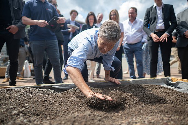 Robert Habeck tourt im Rahmen seiner Sommerreise durch NRW. Ihm ist die Lust auf die Kandidatur seit Monaten deutlich anzumerken. - © dpa