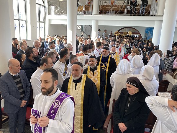 Schon der Einzug der Würdenträger in die Kirche bietet den erhebenden Auftakt für das folgende dreistündige Aufnahmeritual. - © Burkhard Hoeltzenbein