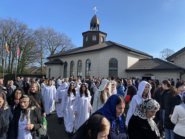 Nach dem Gottesdienst bilden weit mehr als 1.000 Gäste ein Spalier für den Gang von der Kirche in die beiden Festzelte. - © Burkhard Hoeltzenbein
