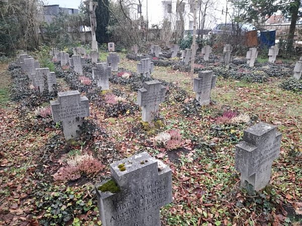 Auf dem ehemaligen Nonnenfriedhof auf dem Gelände stehen rund 30 Grabsteine mit den Namen der verstorbenen Schwestern. - © Denkmalverein Warburg