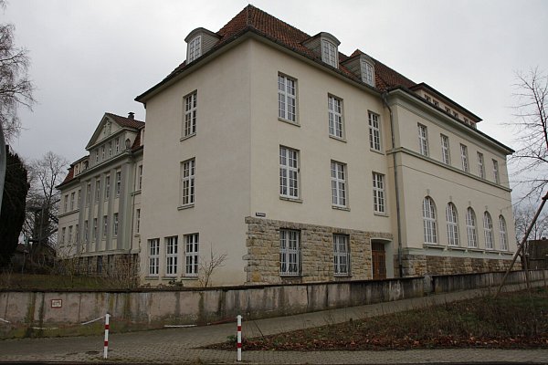 Das heute vom Hüffertgymnasium genutzte alte Schulgebäude schließt sich nördlich an das ehemalige Schwesternwohnheim an. - © Dieter Scholz