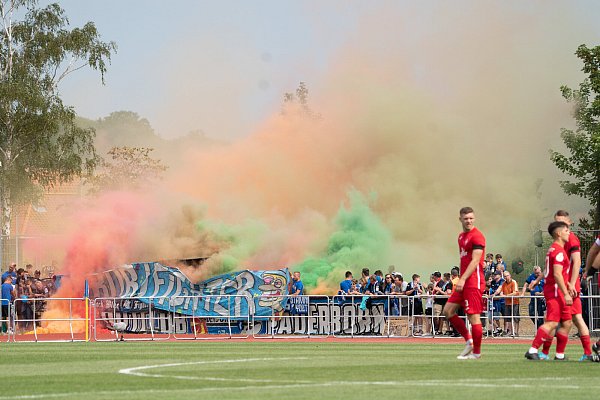 SCP-Fans zündeten in Wernigerode eine Rauchbombe in Regenbogenfarben. Das sah zwar ganz gut aus, dürfte aber eine DFB-Strafe nach sich ziehen. - © picture alliance