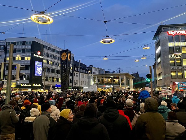 Bereits am 19. Januar sind Tausende Menschen auf dem Jahnplatz zusammengekommen, um gegen Rechtsextremismus zu demonstrieren. - © Archiv: Jens Reichenbach