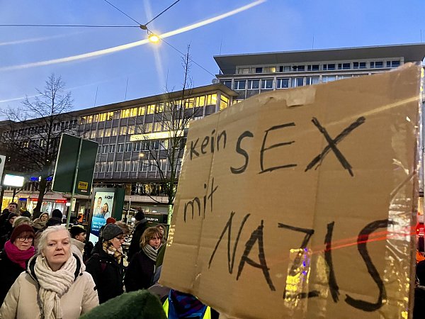 Auf dem Jahnplatz waren etliche Menschen zusammengekommen, um gegen Rechts zu demonstrieren. - © Jens Reichenbach