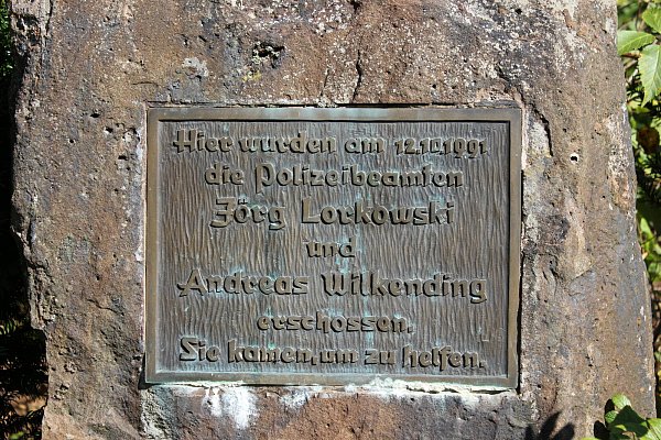Der Gedenkstein erinnert an die beiden vor 25 Jahren erschossenen Polizisten Nils E. und Jan G. Er steht in der Nähe von Boffzen im Landkreis Holzminden. - © picture alliance / dpa