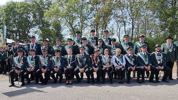 Die Schützenkönige des Jahres 2022 präsentieren sich in Uniform und mit ihrem königlichen Schmuck. - © Axel Kröger/Schützenkreis Lübbecke