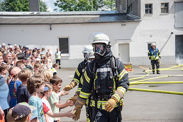 Zum Feuerwehrgeburtstag in Bielefeld gibt's die Alltagshelden für die Kinder sogar zum Anfassen. - © Felix Brenneke