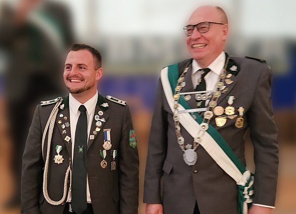 Noch-Kaiser Ulrich Meyer (r.) und sein Adjutant Marcel de Raay. - © Schützen Dreyen