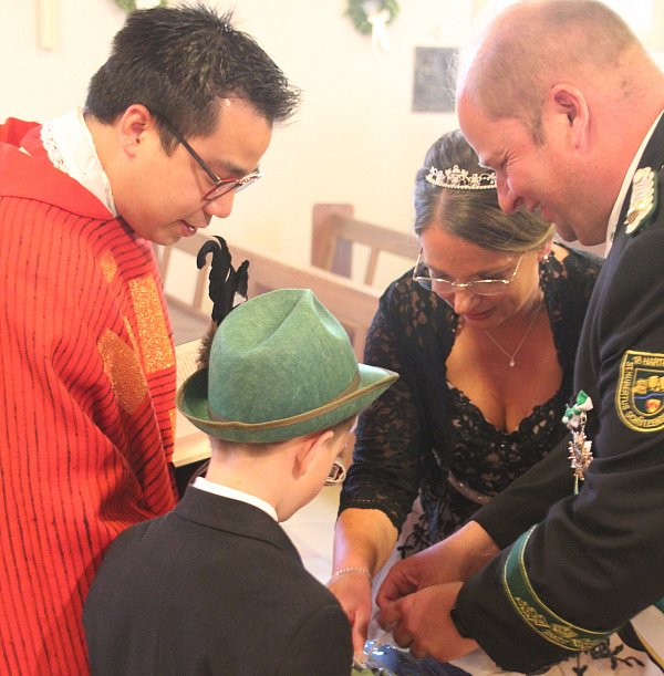 Pastor Duc Thien Nguyen vermählt Roland und Britta Keiter. - © Johannes Büttner