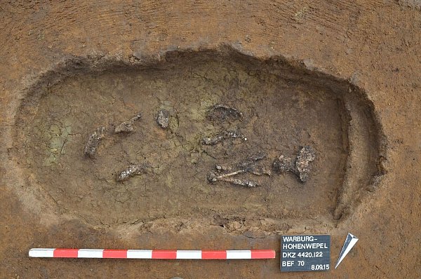 Knochenerhaltung dieser Zeitstellung in der Warburger Börde ist sehr selten. Hier lässt sich noch sagen, dass der oder die Tote auf der Seite lag, erklären die Verantwortlichen. - © LWL-AfWL/M. Hahne