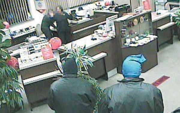 Brutales Vorgehen: Die Männer bedrohen zwei Opfer mit Waffen. Aber sie schlagen auch zu, wenn es ihnen nicht schnell genug geht. - © Jobst Lüdeking