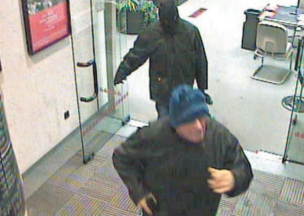 Von der Kamera erfasst: Zwei der Mitglieder der Opa-Bande bei ihrer Flucht aus der Bank in Herford. - © Polizei Herford