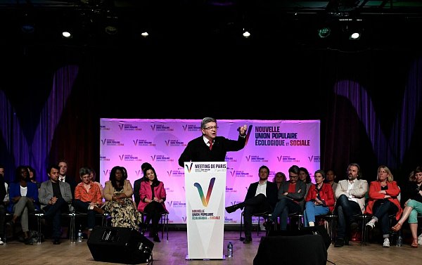 "V" wie "Victoire". Hier spricht er in Paris vor der "Nouvelle Union Populaire Ecologique et Sociale". - © STEPHANE DE SAKUTIN / AFP