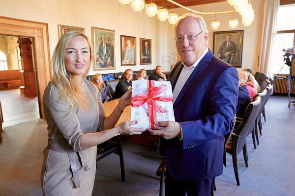 Hülya Arslan übergibt die 15.000 Unterschriften für den Erhalt der Schule an Oberbürgermeister Pit Clausen. - © Peter Unger