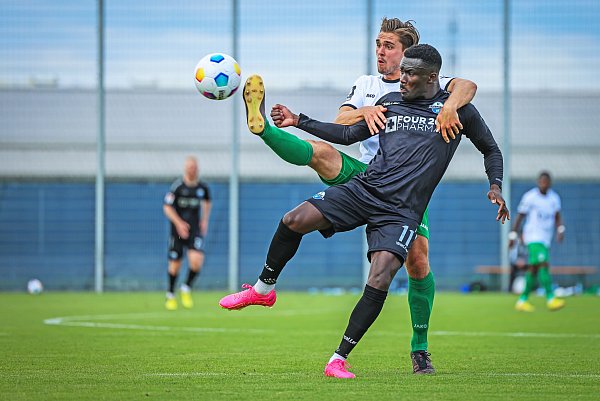 SCP-Stürmer Sirlord Conteh (vorne) holte den Elfmeter zum 1:0 heraus. - © Sarah Jonek