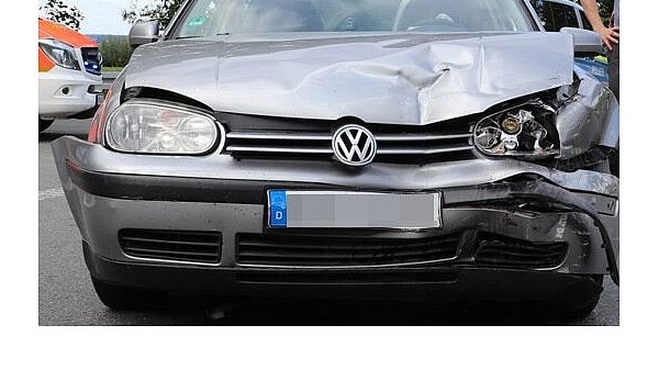 In dem Golf befanden sich die beiden Verletzten. - © Polizei