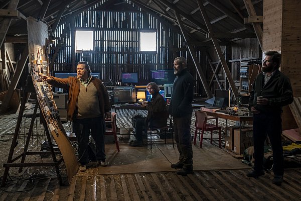 Streiten sich um den Mord an 22 Gangstern: Emmenthaler (Nicolas Bro, v.l.), Lennart (Lars Brygmann), Markus (Mads Mikkelsen) und Otto (Nikolaj Lie Kaas). - © Rolf Konow