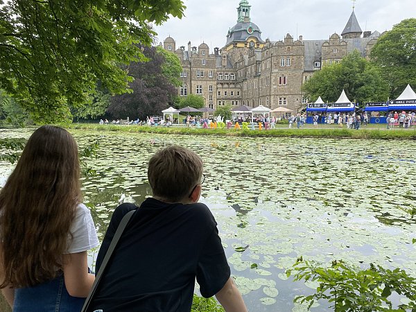 Im Park gibt es immer wieder Oasen, die idyllische Blicke auf das Schloss zulassen. - © Nicole Sielermann
